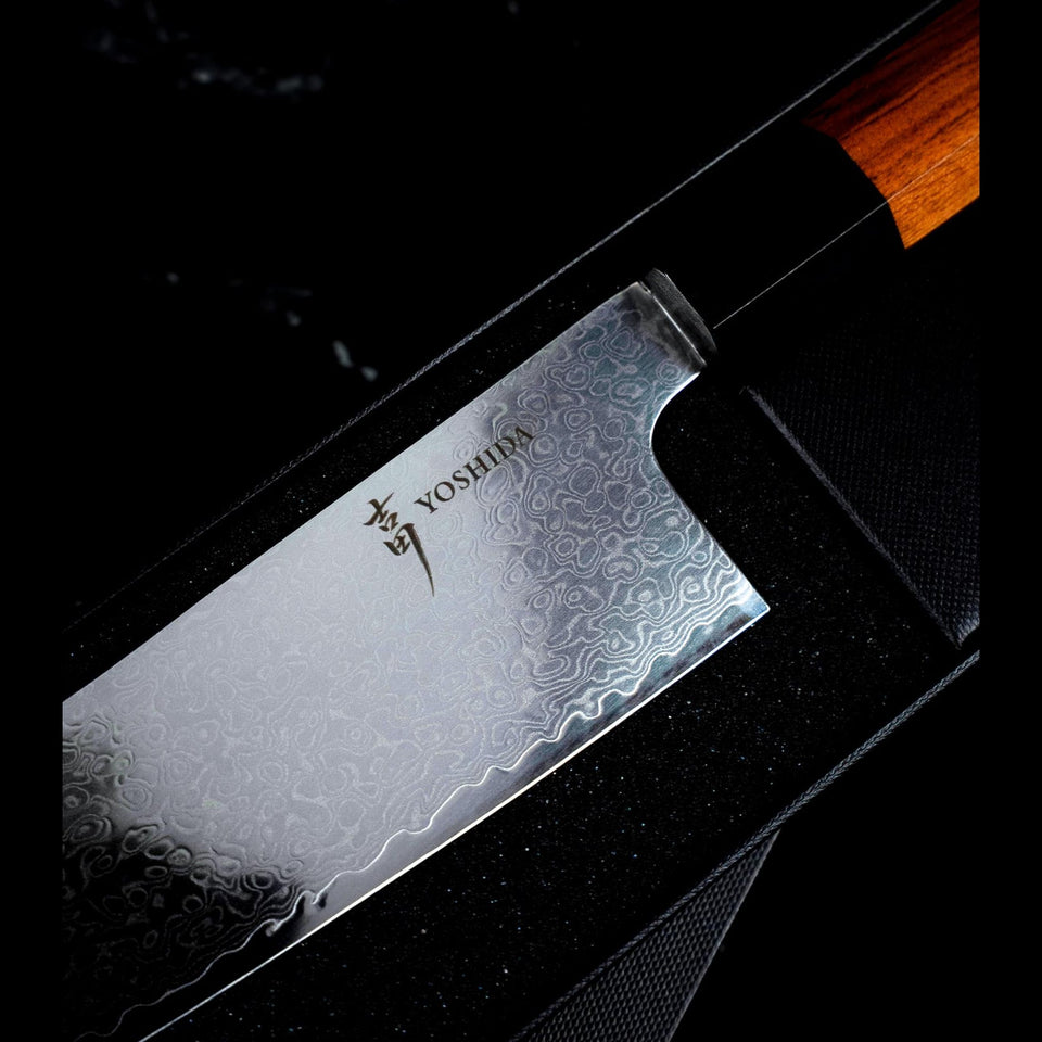 Lame Damas AUS-10 du Santoku Yoshida 17 cm avec gravure de la marque, vue de près dans son coffret