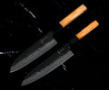 Set Yoshida : Santoku 18 cm et Gyuto 20 cm en Damas VG-10 martelé, manches en bois d’olivier, côte à côte