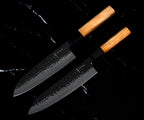 Set Yoshida : Santoku 18 cm et Gyuto 20 cm en Damas VG-10 martelé, manches en bois d’olivier, côte à côte