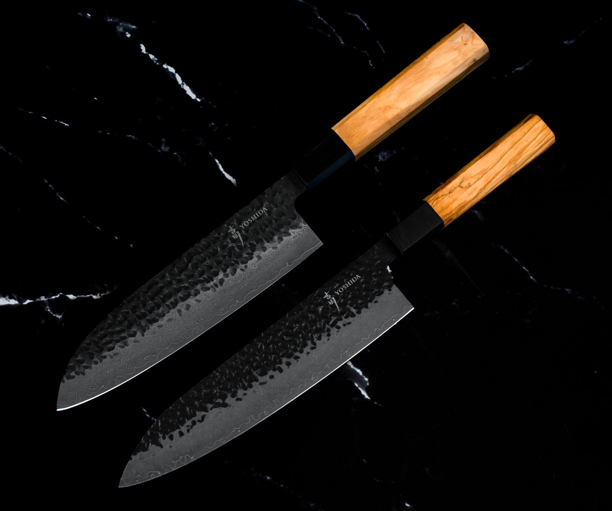 Set Yoshida : Santoku 18 cm et Gyuto 20 cm en Damas VG-10 martelé, manches en bois d’olivier, côte à côte
