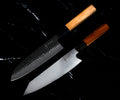 Set Yoshida : Santoku 18 cm martelé et Kiritsuke 20 cm en Damas VG-10, les deux couteaux côte à côte