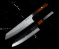 Set Yoshida : Kiritsuke 21 cm AUS-10 et Gyuto 20 cm Damas VG-10 à manche pakkawood, côte à côte