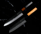 Set Yoshida : Gyuto 20 cm à manche pakkawood et Santoku 18 cm à manche en olivier, en Damas VG-10, côte à côte