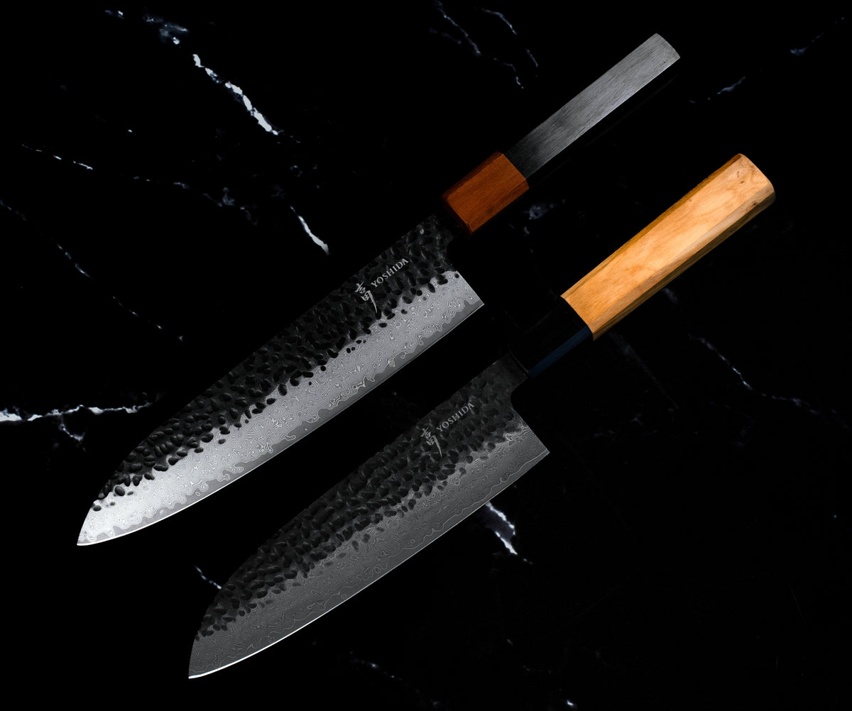 Set Yoshida : Gyuto 20 cm à manche pakkawood et Santoku 18 cm à manche en olivier, en Damas VG-10, côte à côte