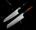 Set Yoshida : Santoku 18 cm à manche noir et Kiritsuke 21 cm à manche en bois de rose, en AUS-10, côte à côte