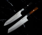 Set Yoshida : Santoku 18 cm à manche noir et Kiritsuke 21 cm à manche en bois de rose, en AUS-10, côte à côte