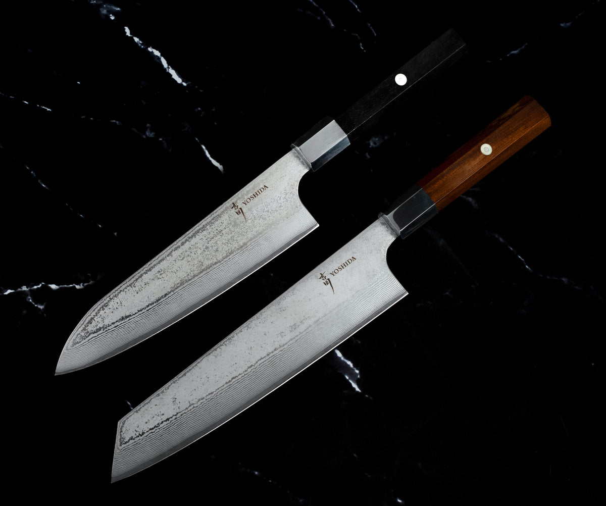 Set Yoshida : Santoku 18 cm à manche noir et Kiritsuke 21 cm à manche en bois de rose, en AUS-10, côte à côte