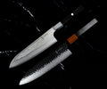 Set Yoshida : Santoku 18 cm AUS-10 à manche noir et Gyuto 20 cm VG-10 à manche pakkawood, côte à côte
