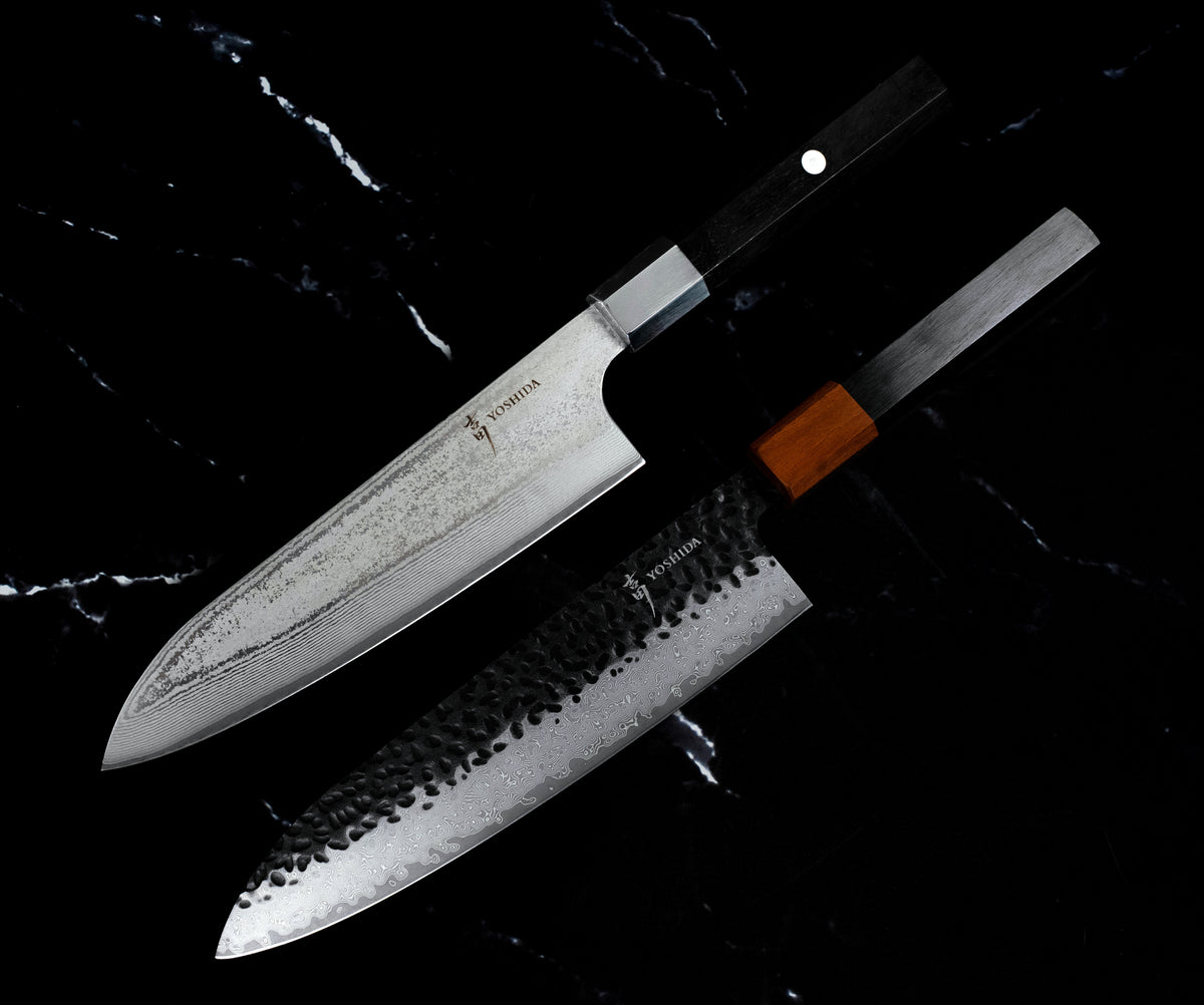 Set Yoshida : Santoku 18 cm AUS-10 à manche noir et Gyuto 20 cm VG-10 à manche pakkawood, côte à côte