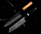 Set Yoshida : Santoku 18 cm Damas VG-10 à manche en olivier et Kiritsuke 18 cm Damas AUS-10, côte à côte