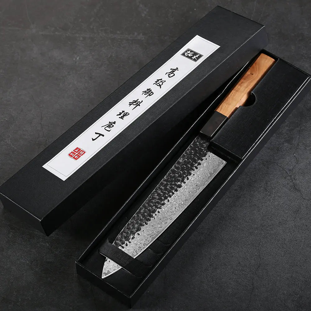 Couteau japonais Gyuto 20 cm en acier Damas VG-10 avec manche en bois d’olivier présenté dans son coffret
