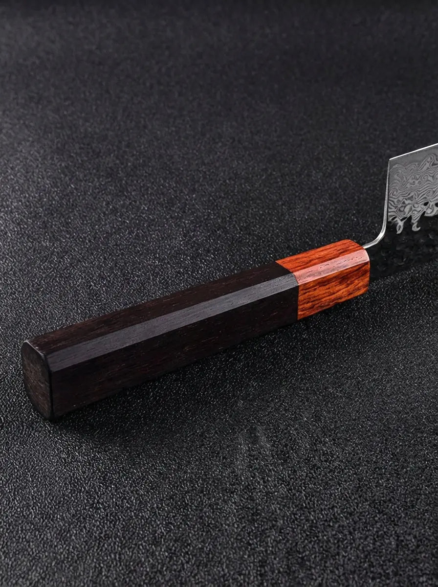 Détail du manche en pakkawood du couteau japonais Gyuto en acier Damas VG-10