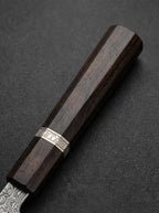 Détail macro du manche en bois du couteau Kiritsuke 18 cm en acier Damas AUS-10 avec bague décorative