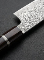 Détail de la jonction manche et lame du couteau Kiritsuke 18 cm en acier Damas AUS-10 avec manche en bois