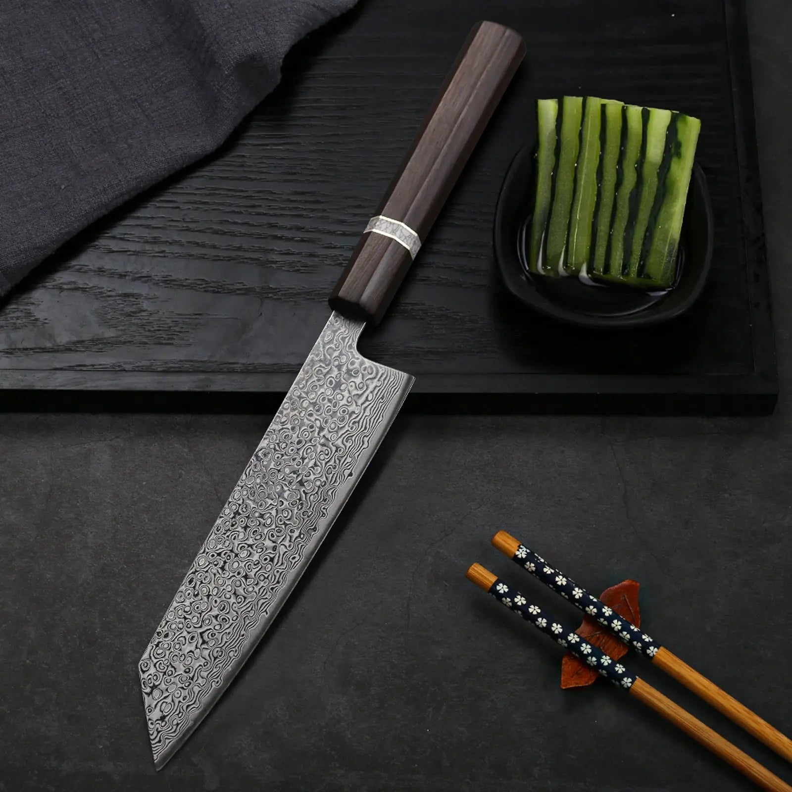 Couteau Kiritsuke japonais 18 cm en acier Damas AUS-10 avec manche en bois, présenté en ambiance cuisine japonaise