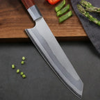 Couteau Kiritsuke 20 cm en acier 440C avec manche en bois de rose posé sur planche en bois avec légumes frais