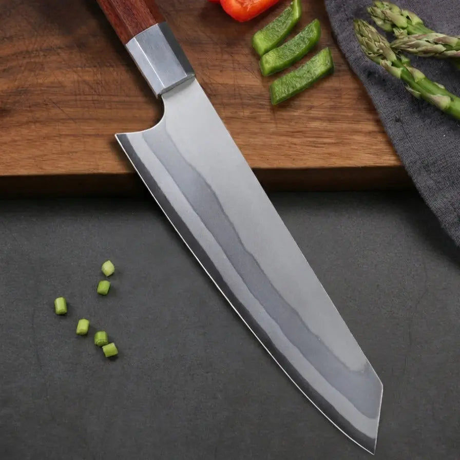 Couteau Kiritsuke 20 cm en acier 440C avec manche en bois de rose posé sur planche en bois avec légumes frais