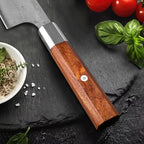 Détail du manche en bois de rose du couteau Kiritsuke 21 cm AUS-10 en situation de cuisine