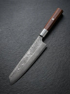 Couteau Kiritsuke 21 cm en acier AUS-10 avec manche en bois de rose sur fond gris texturé