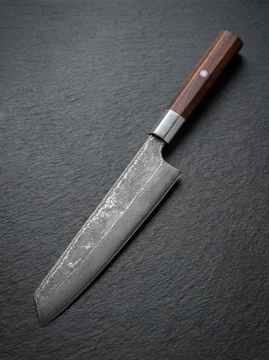 Couteau Kiritsuke 21 cm en acier AUS-10 avec manche en bois de rose sur fond gris texturé
