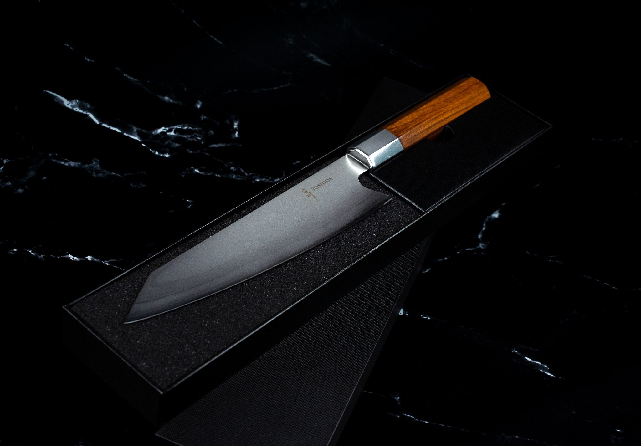 Couteau Kiritsuke japonais Yoshida 20 cm dans son coffret noir, manche bois de rose