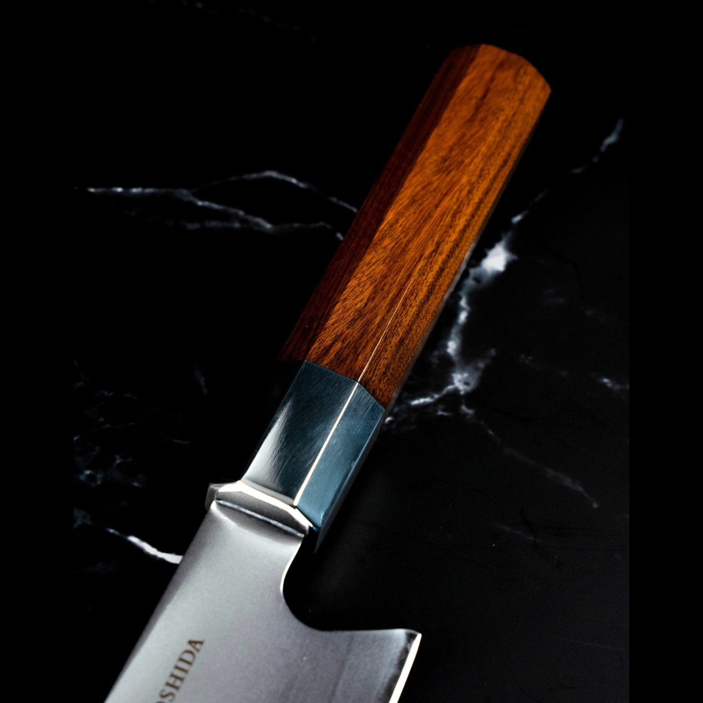 Gros plan sur le talon de lame et le grain du bois de rose, couteau Kiritsuke Yoshida