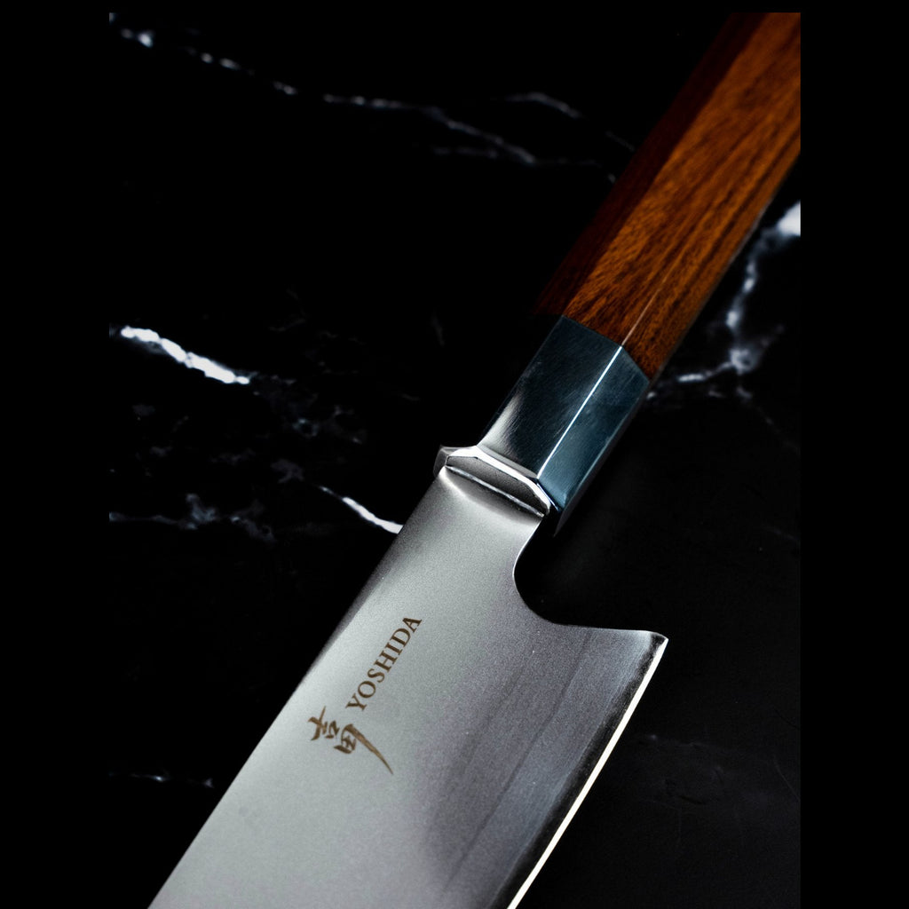 Gros plan sur le manche bois de rose et la mitre du couteau Kiritsuke japonais Yoshida