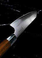 Pointe et tranchant du couteau Kiritsuke japonais Yoshida, gravure Yoshida sur la lame