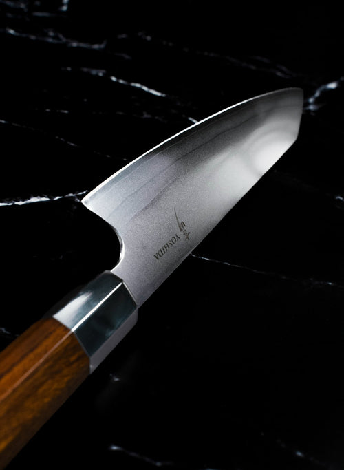 Pointe et tranchant du couteau Kiritsuke japonais Yoshida, gravure Yoshida sur la lame