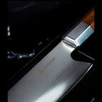 Lame polie du couteau Kiritsuke japonais Yoshida avec gravure du logo