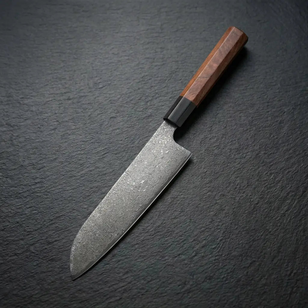 Couteau Santoku 17 cm en acier Damas VG-10 avec manche en bois de rose sur fond gris texturé