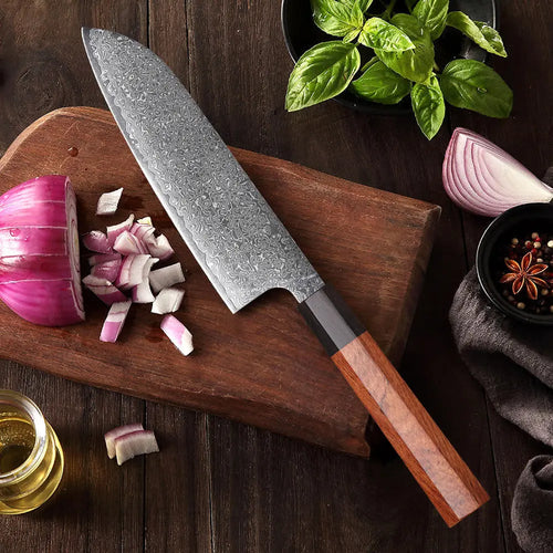 Couteau Santoku 17 cm en acier Damas VG-10 avec manche en bois de rose utilise en cuisine sur planche en bois
