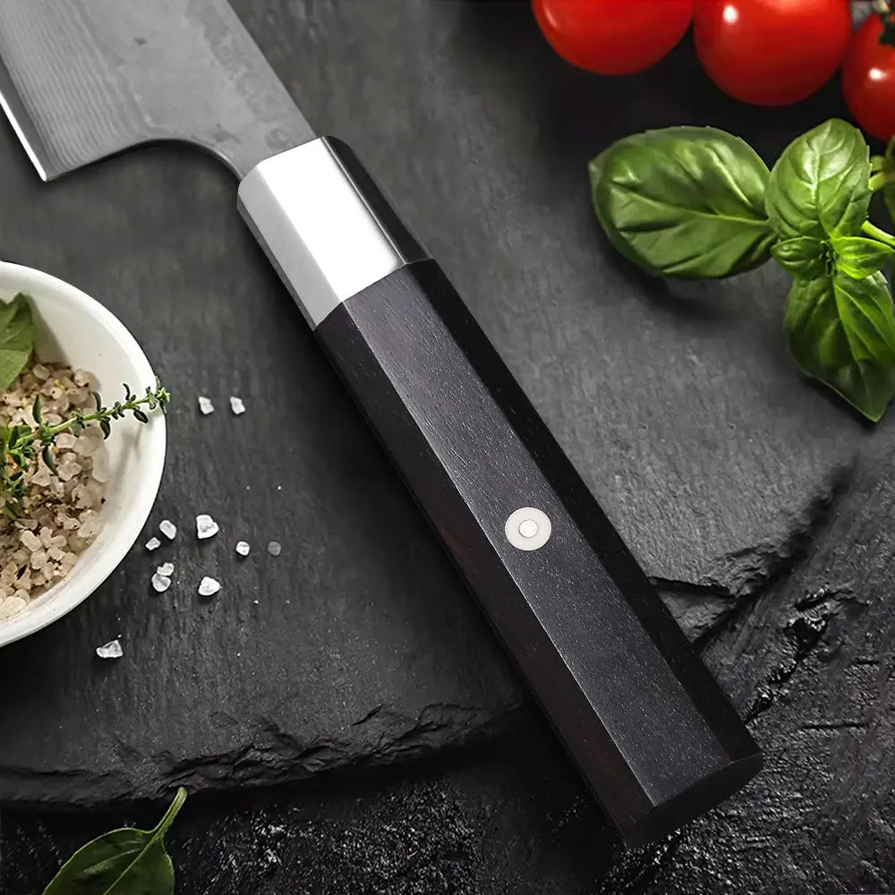 Détail du manche en bois noir du couteau Santoku 18 cm en acier Damas AUS-10