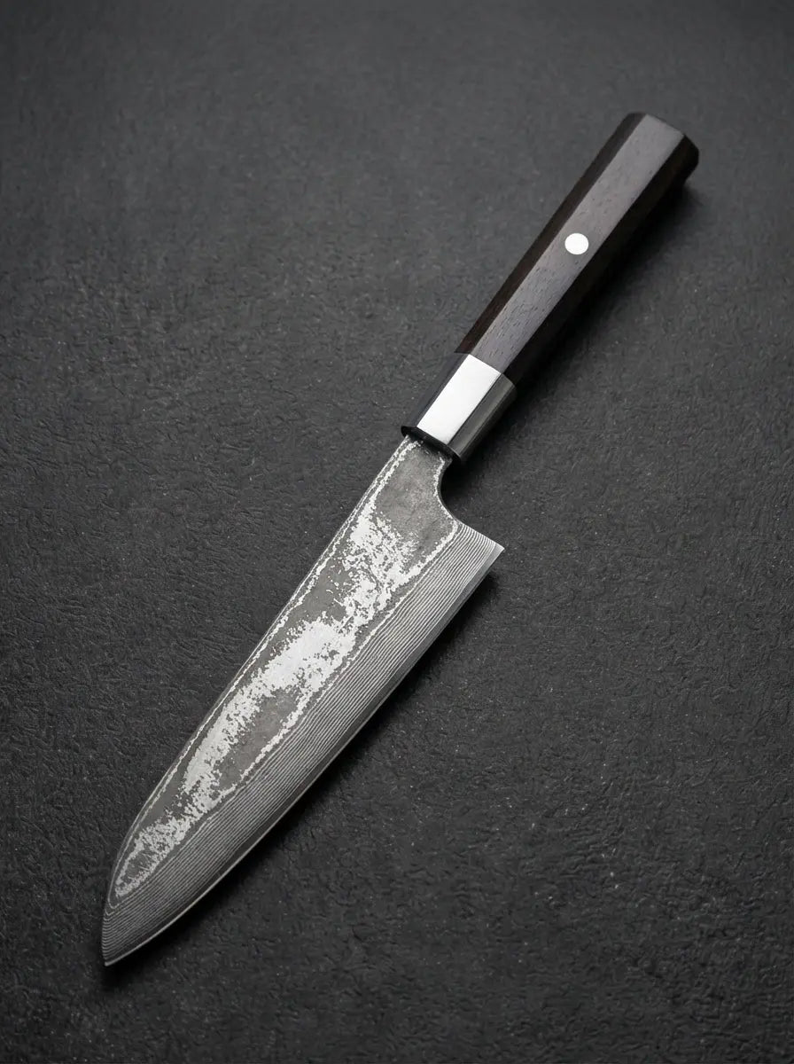 Couteau Santoku 18 cm en acier Damas AUS-10 avec manche en bois noir sur fond gris texturé