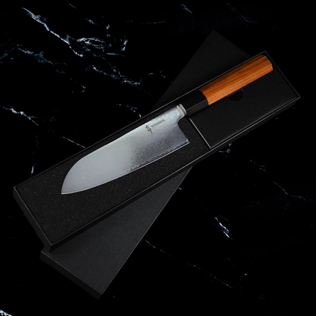 Couteau Santoku japonais Yoshida 17 cm, lame Damas, présenté dans son coffret noir premium