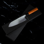 Couteau Santoku japonais Yoshida 17 cm, lame Damas, présenté dans son coffret noir premium