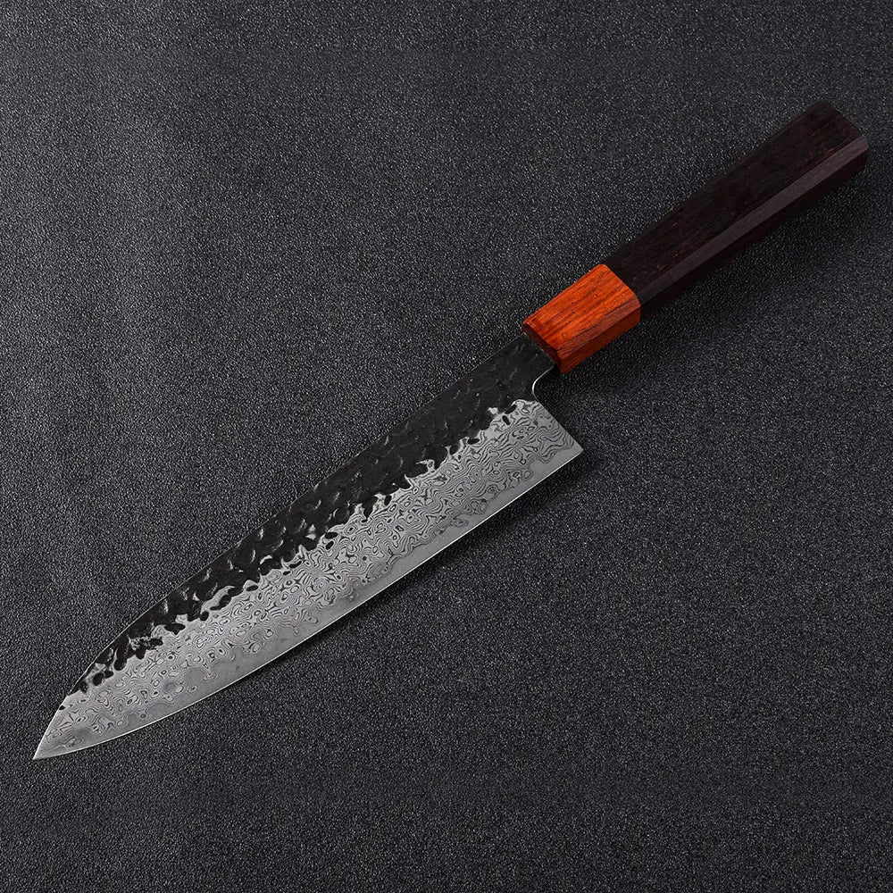 Couteau japonais Gyuto lame Damas VG-10 et manche en pakkawood sur fond noir