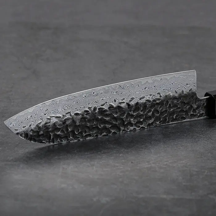 Détail de la lame en acier Damas martelé d’un couteau japonais Santoku