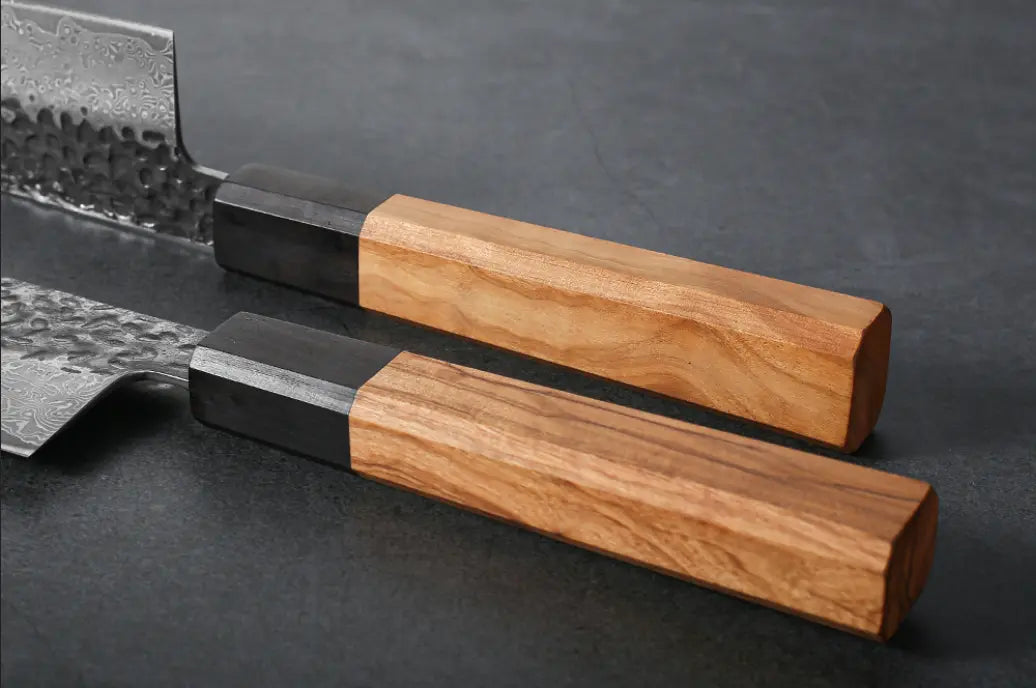 Manche en bois d’olivier d’un couteau japonais Santoku