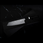 Profil du Kiritsuke 18 cm du set Kiritsuke et Gyuto : pointe angulaire et lame Damas AUS-10, sur fond noir