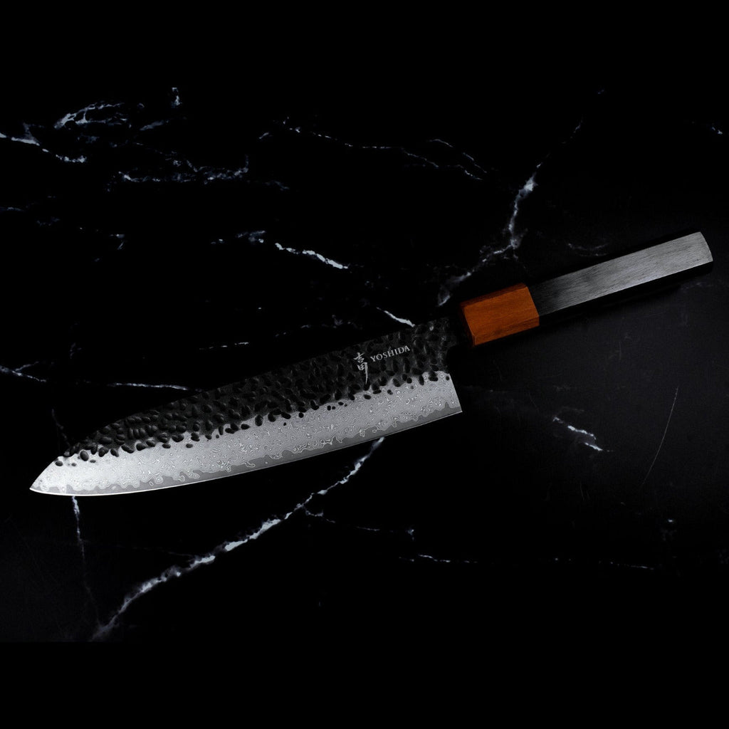 Profil du Gyuto 20 cm du set Kiritsuke et Gyuto : lame Damas VG-10 martelée et manche en pakkawood, sur marbre noir