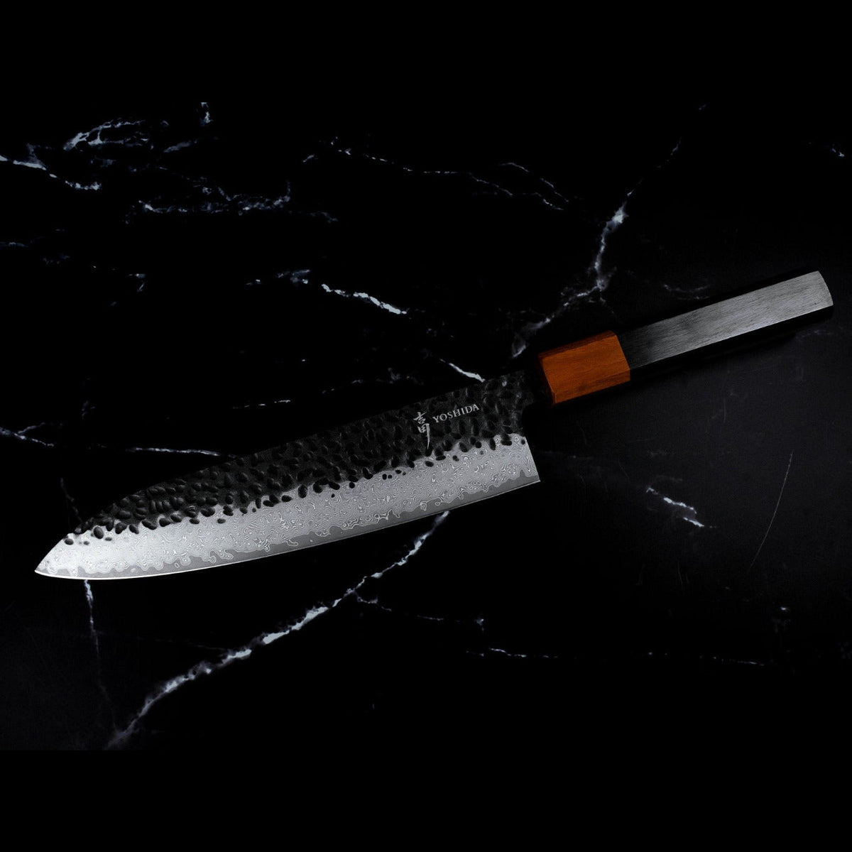 Profil du Gyuto 20 cm du set Kiritsuke et Gyuto : lame Damas VG-10 martelée et manche en pakkawood, sur marbre noir