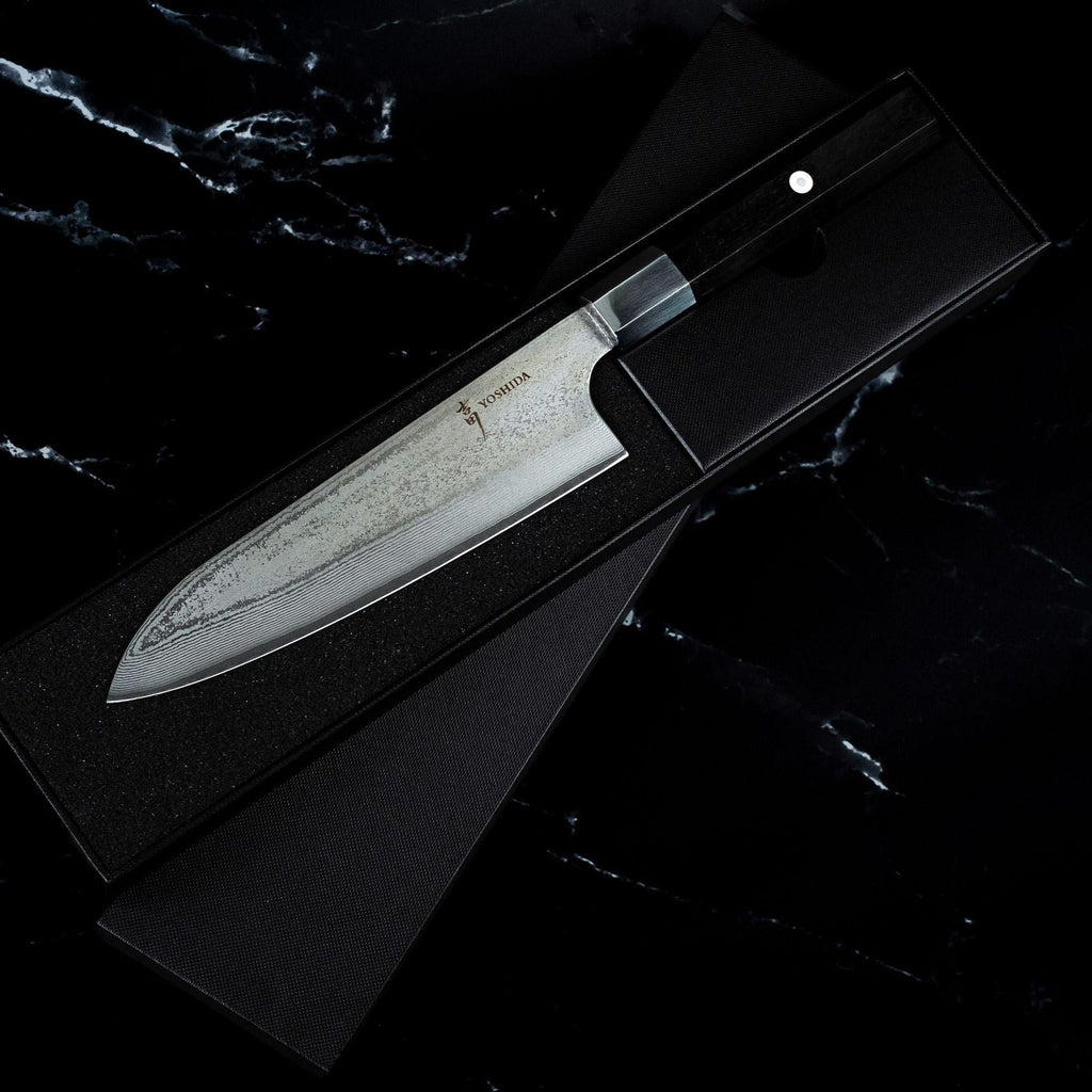 Santoku 18 cm du set avec Gyuto pakkawood : lame Damas AUS-10 et manche en bois noir, dans son coffret noir