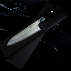 Santoku 18 cm du set avec Kiritsuke 20 cm : lame Damas AUS-10 et manche en bois noir, dans son coffret noir